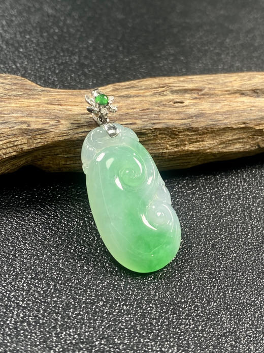 【FC0051】18K金镶嵌翡翠飘绿如意吊坠  玉润色阳 完美大气 商品图0