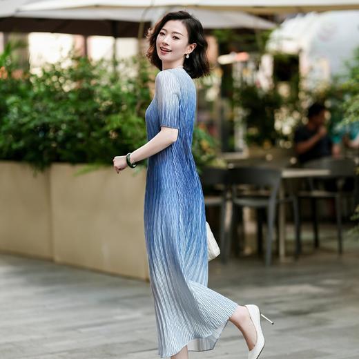 西子/【海天一色】重工压褶花窗V领渐变写意蓝色连衣裙/CQYF122 商品图2