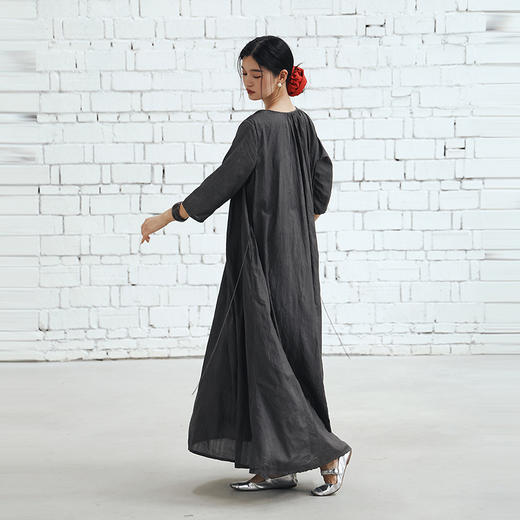 绽放465朵/【黑白灰系列·逍遥长裙】泥染柞蚕丝长款半开襟连衣裙 商品图3