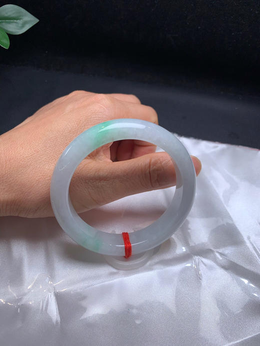 620606，55.7飘绿手镯，底子细腻，二处飘绿，润润的 商品图5