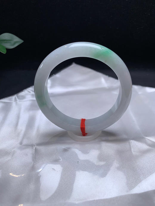 620606，55.7飘绿手镯，底子细腻，二处飘绿，润润的 商品图0