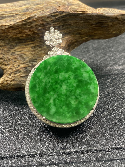【FC0040】18K金镶嵌翡翠阳绿圆牌吊坠  色阳完美 美观大气 平安圆满 商品图0