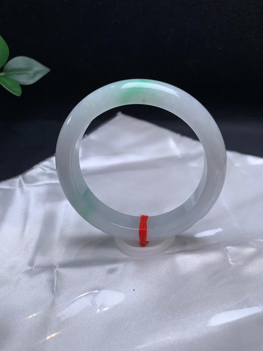 620606，55.7飘绿手镯，底子细腻，二处飘绿，润润的 商品图3