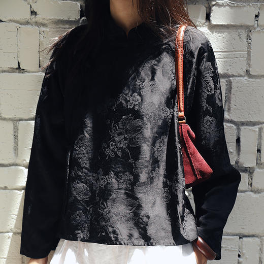 绽放461朵/【黑白灰系列·宫二】黑底提花新中式斜襟九分袖小衫女 商品图3