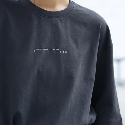 绽放390朵/【黑白灰系列·纪念T】“17”摩斯密码刺绣宽松中袖T恤 商品图3