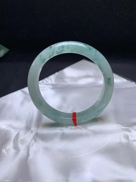 620611，57冰飘花手镯。冰底清新细条、花色有意境