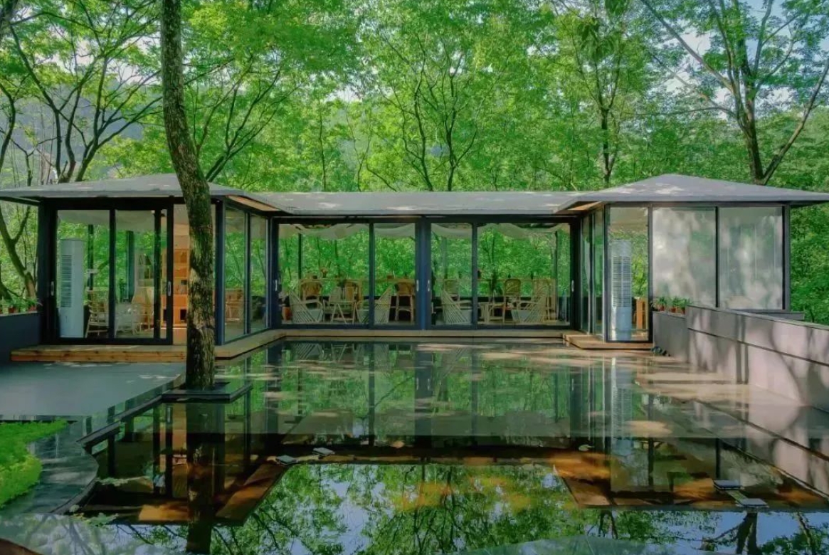 【青城山】远离喧嚣，邂逅灵山秀水！¥439抢「青城山尊铂森林度假酒店」森居大/双床房1间夜+双人早餐+双人温泉等