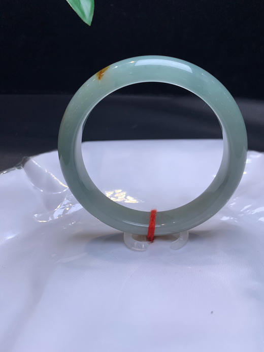 620601，56.3飘黄翡手镯，晴底色 几处飘黄翡，干净清新 商品图0