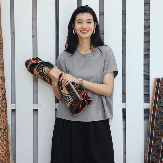 绽放旅行女装295朵/【黑白灰系列】纯棉宽松U型贴袋连身袖短袖T恤 商品图1