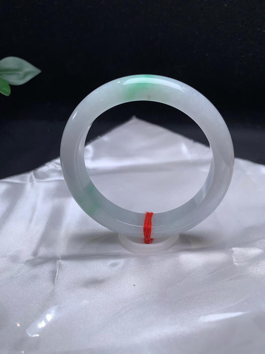 620606，55.7飘绿手镯，底子细腻，二处飘绿，润润的 商品图1