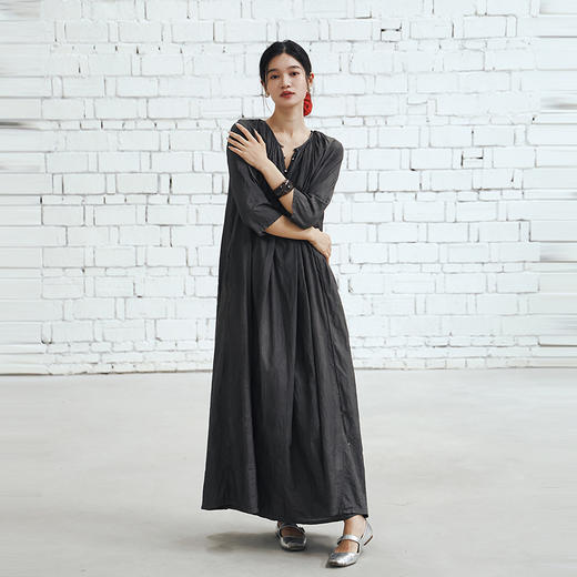 绽放465朵/【黑白灰系列·逍遥长裙】泥染柞蚕丝长款半开襟连衣裙 商品图2
