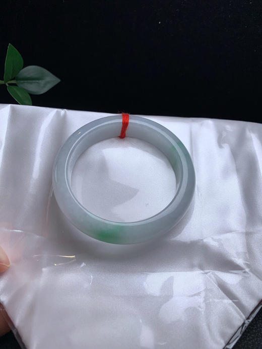 620606，55.7飘绿手镯，底子细腻，二处飘绿，润润的 商品图4