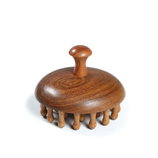 【金丝檀木按摩梳  一梳多用】金丝檀木壶盖钉钉梳 按摩梳头部经络梳养发 保健梳粗齿檀香木梳圆梳 商品图4