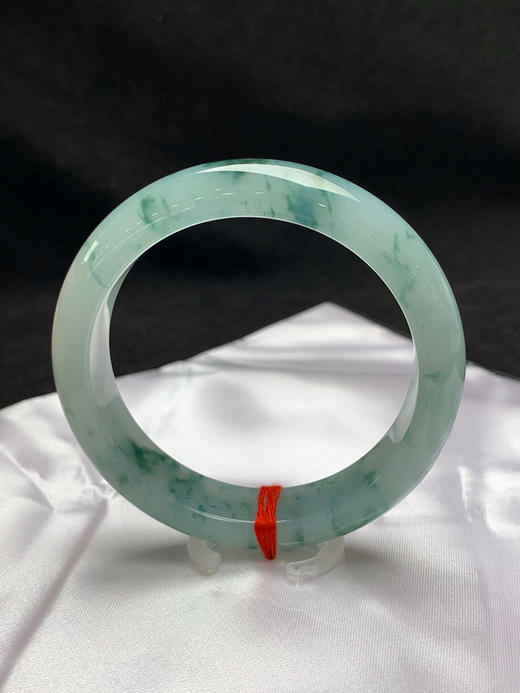 620622，54.8圈口，冰飘花正圈平安镯，晴绿底飘绿花色，种老水足，微透有光感 商品图2