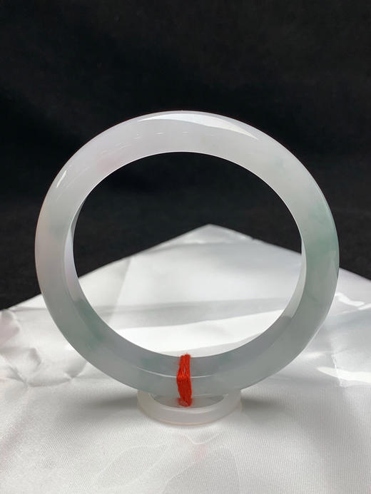 620620，59圈口，冰飘花正圈平安镯，白底飘淡花色，种水好，冰胶有光 商品图2