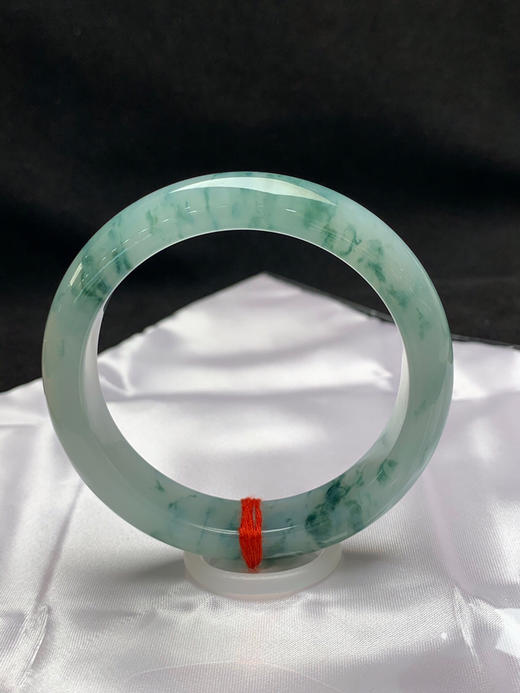 620622，54.8圈口，冰飘花正圈平安镯，晴绿底飘绿花色，种老水足，微透有光感 商品图1