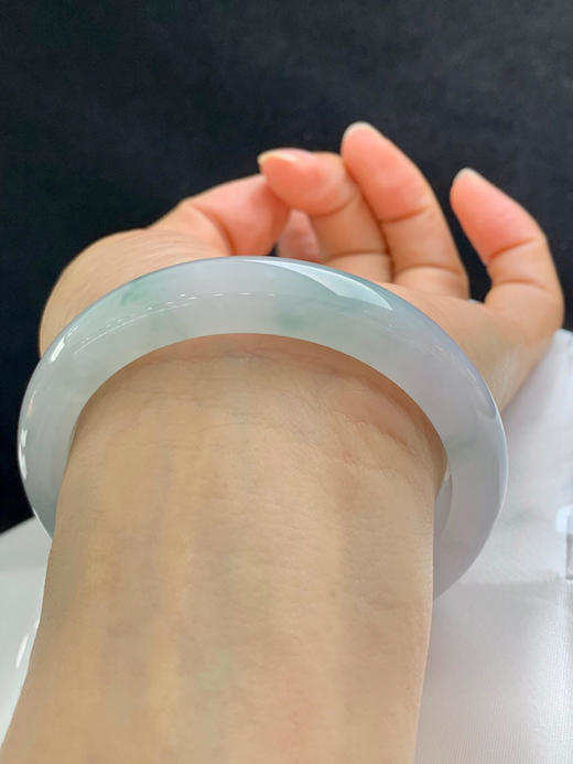 620620，59圈口，冰飘花正圈平安镯，白底飘淡花色，种水好，冰胶有光 商品图4