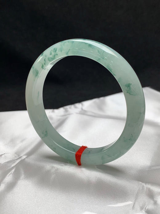 620621，57.2圈口，冰飘花正圈平安镯，晴底飘绿花色，窄条秀气条形，种水好 商品图2
