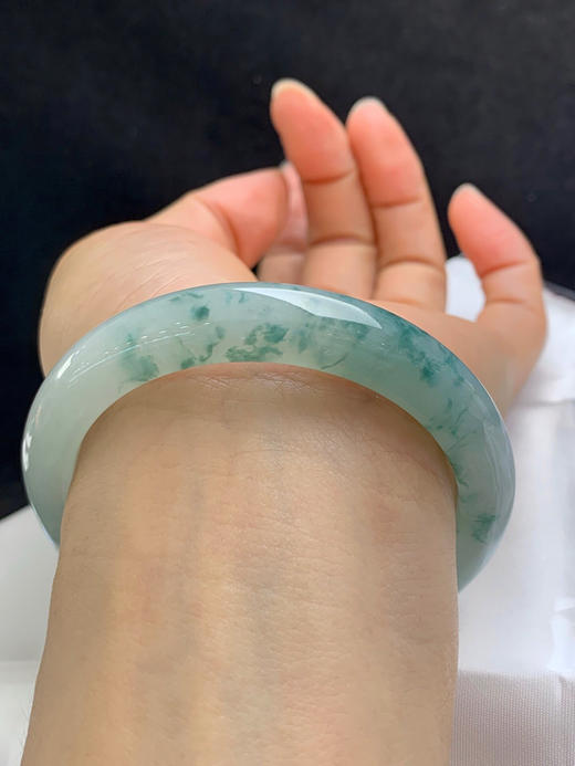 620621，57.2圈口，冰飘花正圈平安镯，晴底飘绿花色，窄条秀气条形，种水好 商品图4