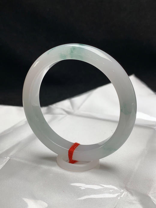 620619，53.7圈口，糯化飘花正圈平安镯，白底飘蓝花，整体清爽 商品图2