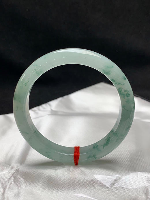 620621，57.2圈口，冰飘花正圈平安镯，晴底飘绿花色，窄条秀气条形，种水好 商品图3