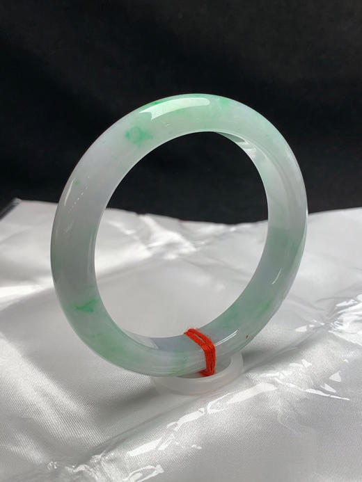 620616，58圈口，细糯飘绿淡春彩正圈平安镯，紫底色比较淡，有处晶体纹，水头好 商品图1