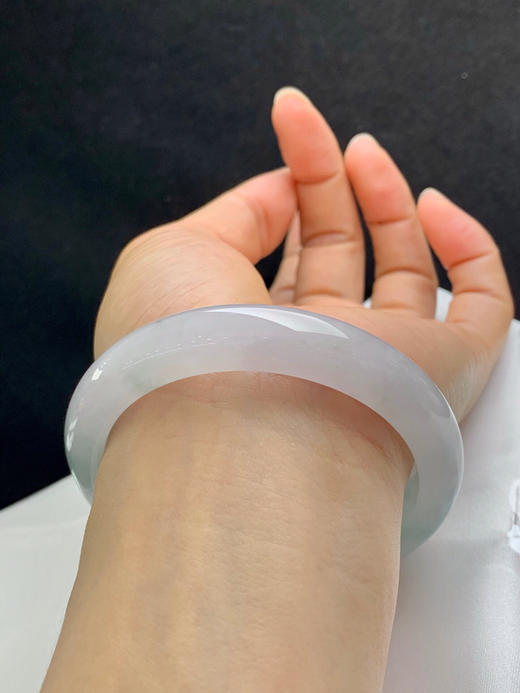 620620，59圈口，冰飘花正圈平安镯，白底飘淡花色，种水好，冰胶有光 商品图5