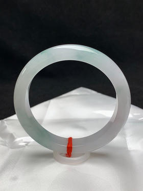 620620，59圈口，冰飘花正圈平安镯，白底飘淡花色，种水好，冰胶有光