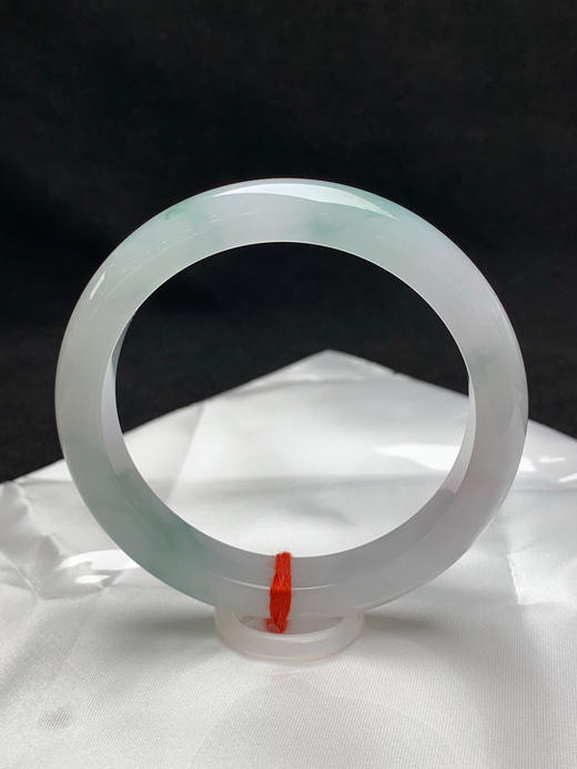 620620，59圈口，冰飘花正圈平安镯，白底飘淡花色，种水好，冰胶有光 商品图0