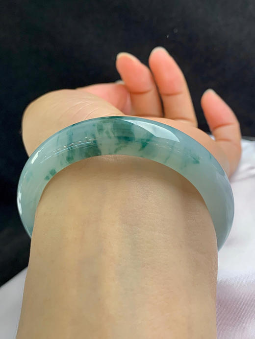 620622，54.8圈口，冰飘花正圈平安镯，晴绿底飘绿花色，种老水足，微透有光感 商品图4