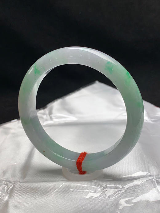 620616，58圈口，细糯飘绿淡春彩正圈平安镯，紫底色比较淡，有处晶体纹，水头好 商品图2