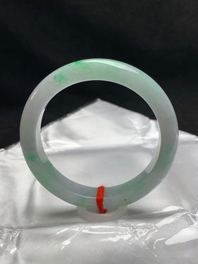 620616，58圈口，细糯飘绿淡春彩正圈平安镯，紫底色比较淡，有处晶体纹，水头好