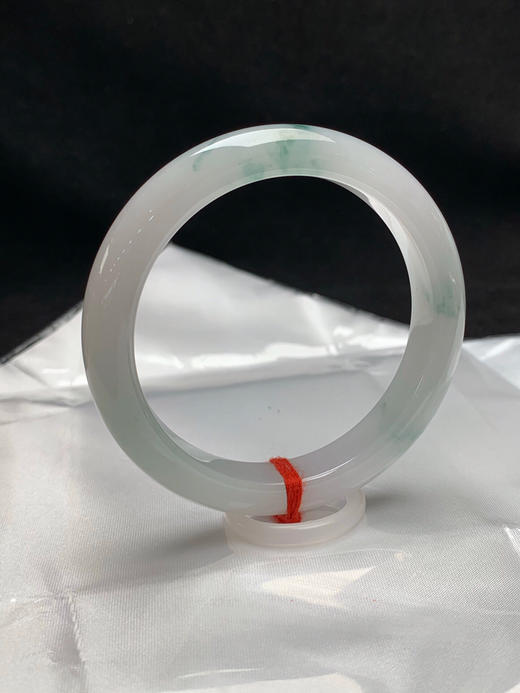 620619，53.7圈口，糯化飘花正圈平安镯，白底飘蓝花，整体清爽 商品图1