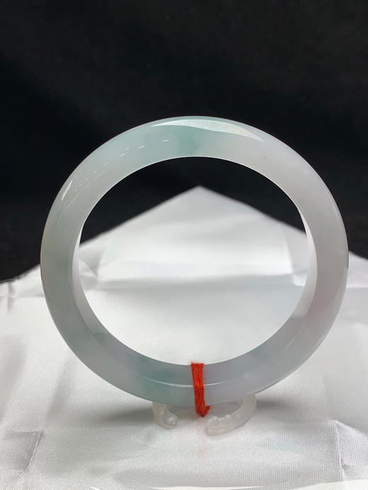 620620，59圈口，冰飘花正圈平安镯，白底飘淡花色，种水好，冰胶有光 商品图3