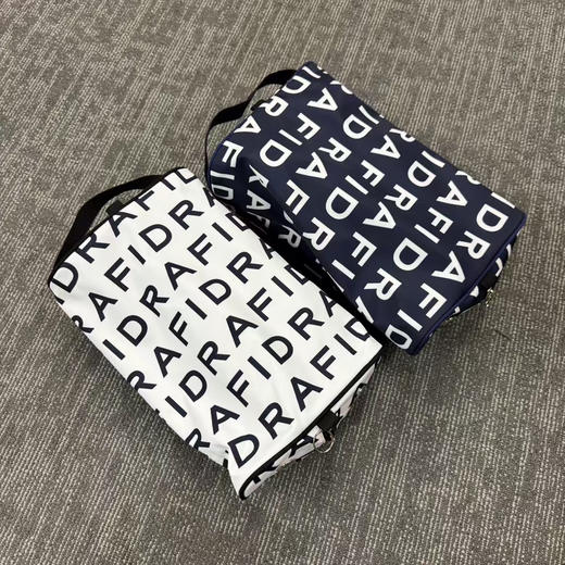 外贸原单高尔夫鞋包，两个色，有透气孔。
清货特价 商品图1