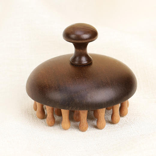 【金丝檀木按摩梳  一梳多用】金丝檀木壶盖钉钉梳 按摩梳头部经络梳养发 保健梳粗齿檀香木梳圆梳 商品图6