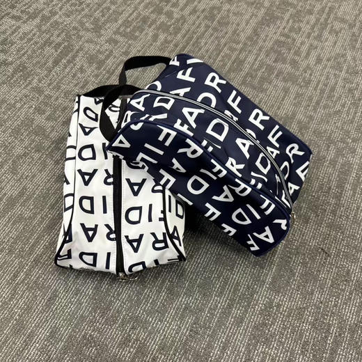 外贸原单高尔夫鞋包，两个色，有透气孔。
清货特价 商品图0