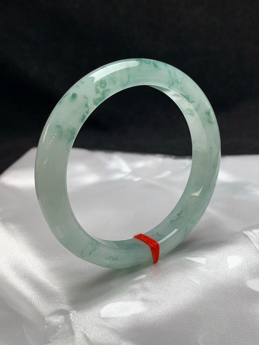 620621，57.2圈口，冰飘花正圈平安镯，晴底飘绿花色，窄条秀气条形，种水好 商品图1