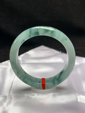 620622，54.8圈口，冰飘花正圈平安镯，晴绿底飘绿花色，种老水足，微透有光感