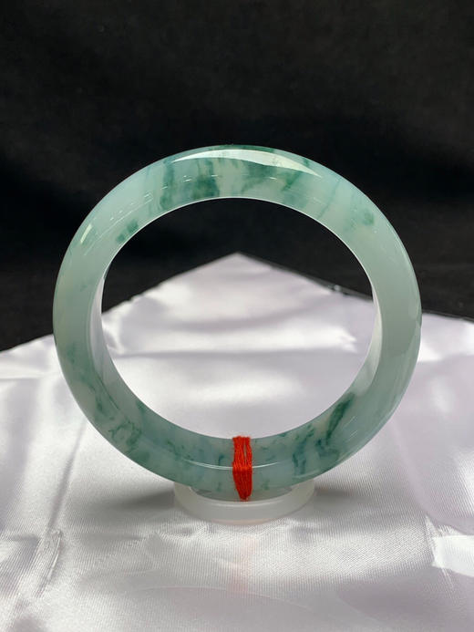 620622，54.8圈口，冰飘花正圈平安镯，晴绿底飘绿花色，种老水足，微透有光感 商品图0