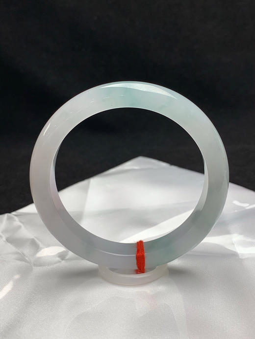 620620，59圈口，冰飘花正圈平安镯，白底飘淡花色，种水好，冰胶有光 商品图1