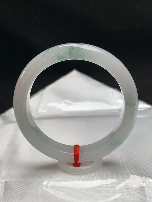 620619，53.7圈口，糯化飘花正圈平安镯，白底飘蓝花，整体清爽 商品图0