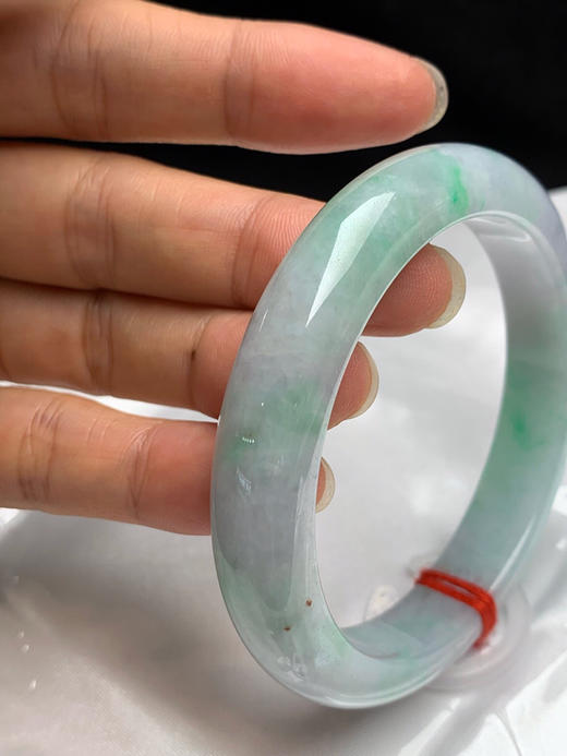 620616，58圈口，细糯飘绿淡春彩正圈平安镯，紫底色比较淡，有处晶体纹，水头好 商品图3