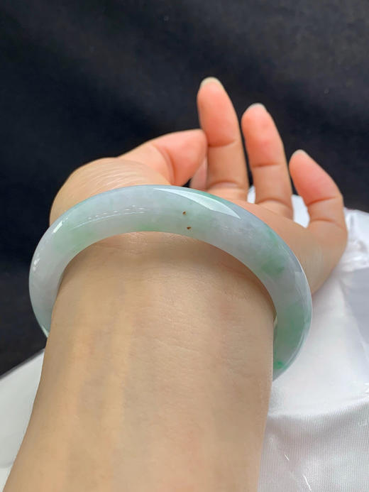 620616，58圈口，细糯飘绿淡春彩正圈平安镯，紫底色比较淡，有处晶体纹，水头好 商品图5