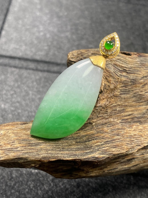【FC0066】18K金镶嵌翡翠飘绿随型吊坠 水润光泽 色泽阳绿 美观大气 商品图3