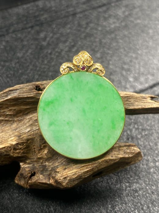 【FC0072】18K金镶嵌翡翠飘绿圆牌吊坠 色泽甜美 圆满有福 商品图1