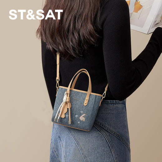 星期六复古牛仔风刺绣斜挎单肩包SSD521A0CK 商品图5