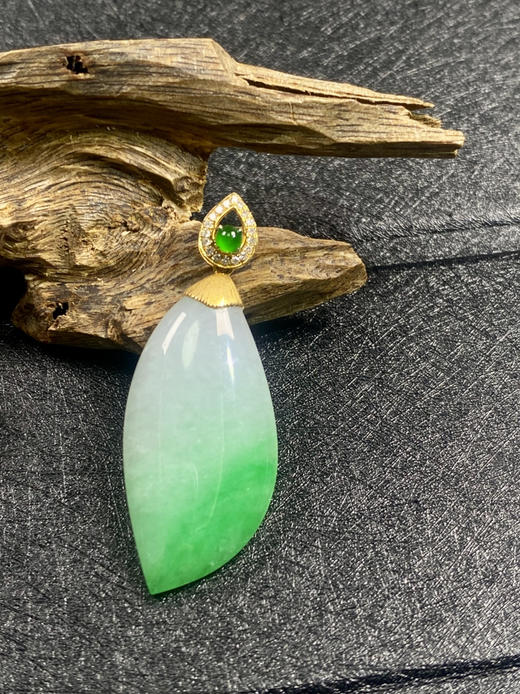 【FC0066】18K金镶嵌翡翠飘绿随型吊坠 水润光泽 色泽阳绿 美观大气 商品图0