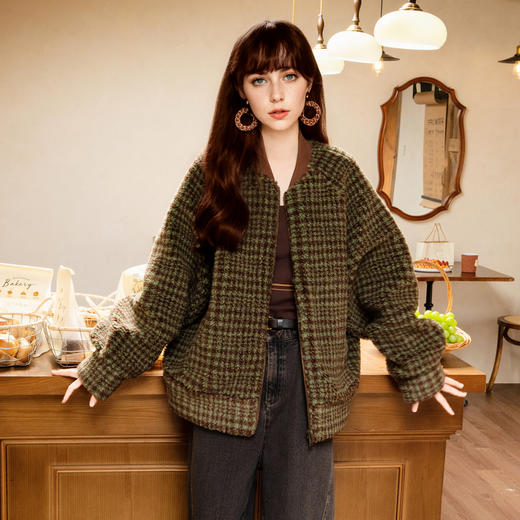 谜底毛毛外套女士2025冬季新款复古百搭格纹宽松棒球服258MW5503 商品图0