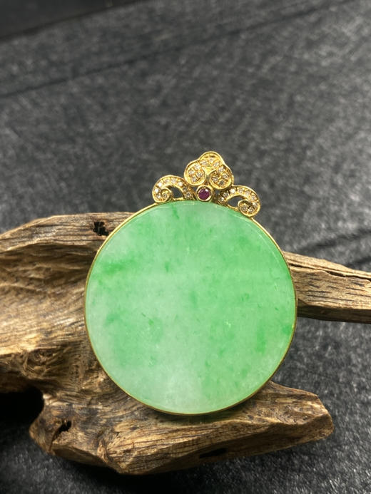 【FC0072】18K金镶嵌翡翠飘绿圆牌吊坠 色泽甜美 圆满有福 商品图0